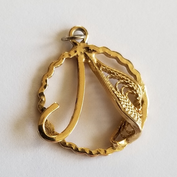 Vintage pendant circle filigree leaf curlicue gold tone metal charm - Picture 1 of 8